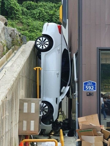 무등산 스타벅스 주차중 추락사고 화제