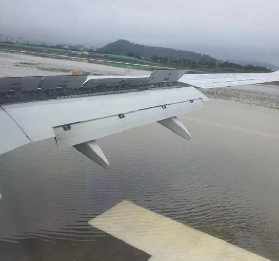 8일 저녁 광주공항, 활주로 침수로 무더기 결항