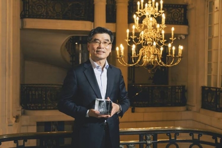 ‘기아號’ 이끄는 송호성, 英 오토카 최고 영예 ‘이시고니스 트로피’ 수상