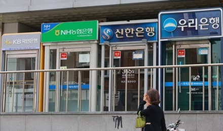 올해 銀 정기예·적금 중도해지 74조…침체된 서민경제 단면