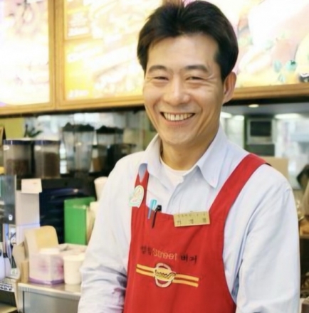 고려대, ‘1000원 영철버거’ 장학금 만든다…김동원 총장도 직접 조문