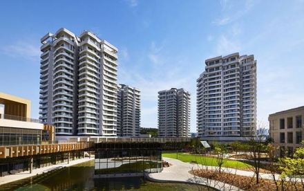 라우어시니어타운, 3월 단지 내 병원 개원