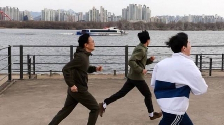 “달리기보다 느린 한강버스?”…박주민, 재운항 첫날 직접 점검 논란