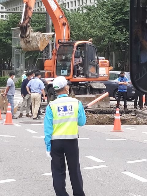 [단독] 용산역 인근 아모레 퍼시픽 앞 도로 '싱크홀' 발생