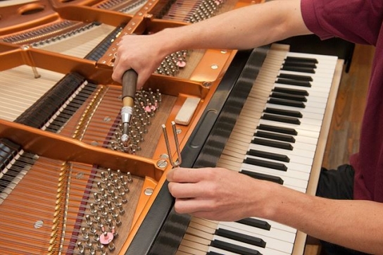 [오지헌의 음악 읽기] 음악은 '수학의 조합' … 대장간에서 영감