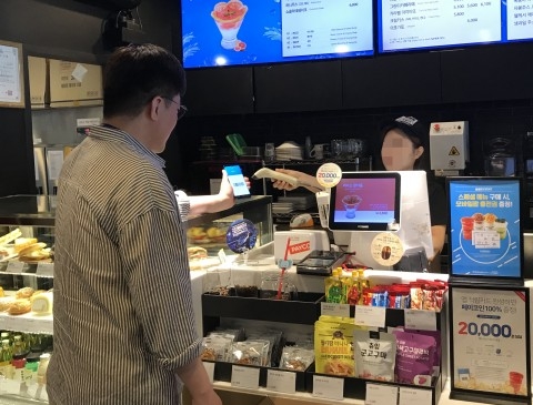 '커피는 하루 최대 5잔까지 마셔도 좋다'