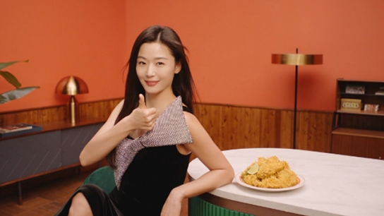 bhc치킨 모델, 전지현 9년째 재계약… 누적모델료 '100억 원'