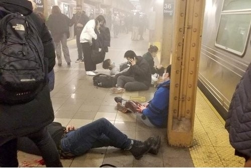 뉴욕 출근길 지하철서 '묻지마 총격'…5명 중상