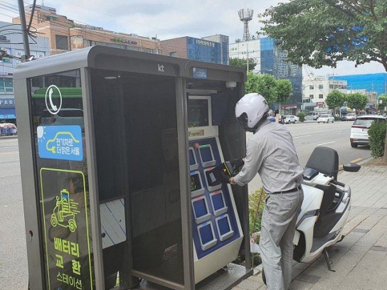 전기 이륜차 배터리 교환을 공중전화부스에서?