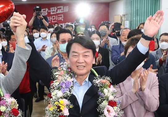 안철수, 당선인사 중 실신…"현기증인줄 알았는데"