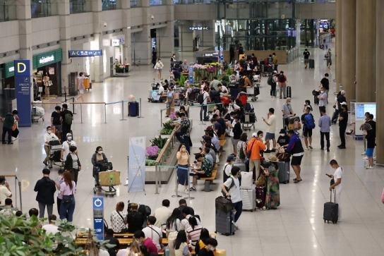 '입국 후 PCR검사' 의무 해제...희망자 '무료 검사'