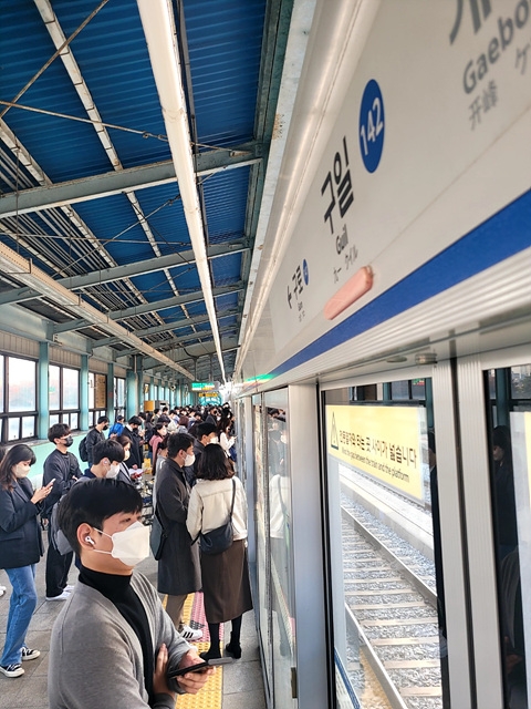 ’탈선사고’ 여파로 탑승객 몰리면서 지하철 호흡곤란 환자 발생