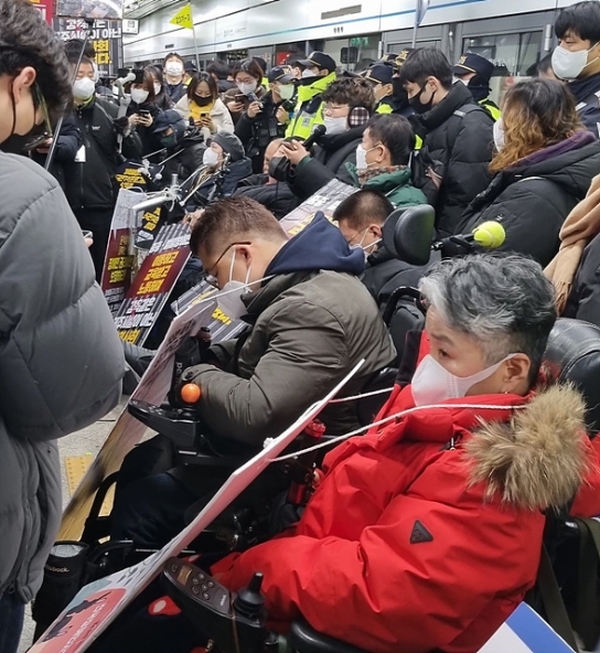 전장연 "4호선 삼각지역 시위 고집하는 이유는..."
