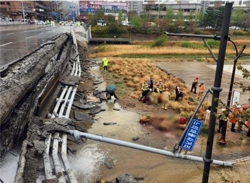 "걷다가 날벼락"...성남 분당 정자교 붕괴로 1명 사망