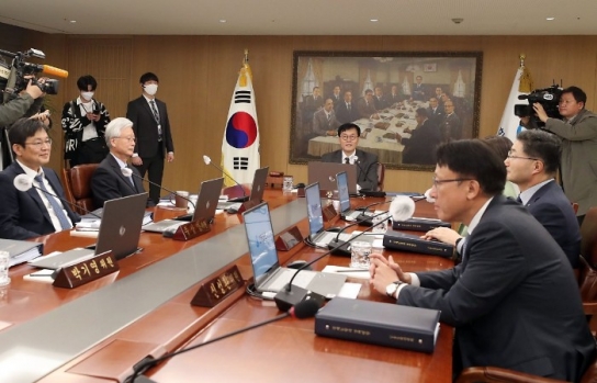 한은, 기준금리 3.5% 동결...연내 인하 기대감 일축