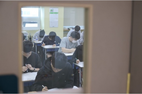 윤 대통령 '공정수능' 논란 확산...수험생·학부모 이어 학원강사 비판 가세