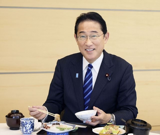 후쿠시마산 수산물 먹은 日기시다, '씹는 맛이 있어 매우 맛있다'