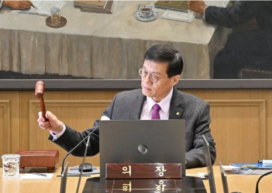 기준금리 9연속 동결...물가·부동산·미국 등 눈치볼 게 많은 국내 금리