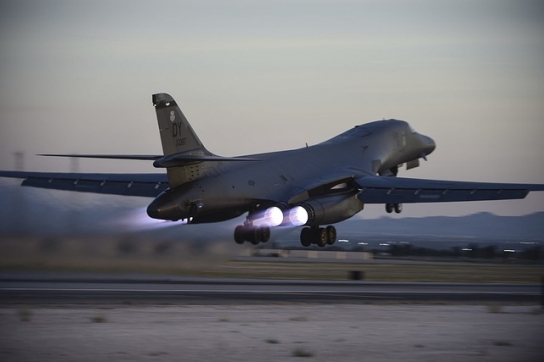 美 B-1B 전략폭격기 7년 만에 연합훈련 중 합동직격탄 투하