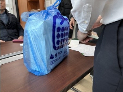 검찰, LH·자이 등 담합·뇌물 등 비위 혐의로 68명 기소...쓰레기봉투에 현금