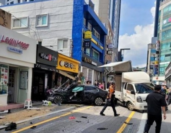 부산 해운대서 인도 돌진한 벤츠 차량...2명 심정지