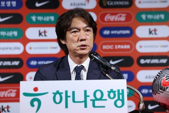 '비판 일색' 홍명보 축구대표팀 감독에 '벤투보다 낫다'는 호평 눈길