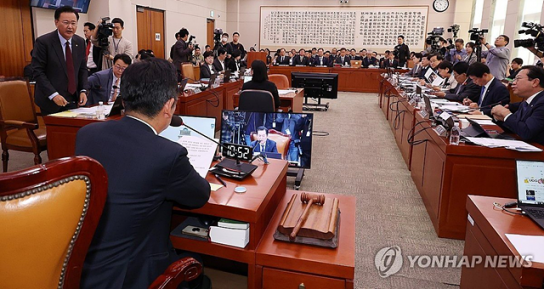 특수활동비 전액 삭감… '내 돈이라면 그렇게 쓰겠니' vs '보복성 삭감'