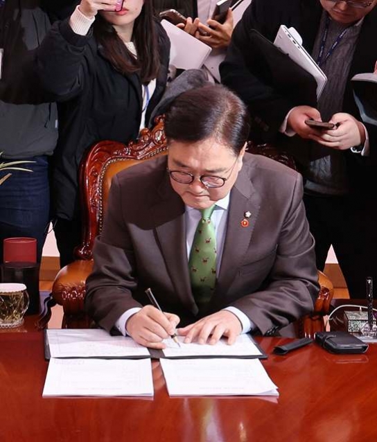 우원식의 녹색 넥타이와 한동훈의 붉은 목도리