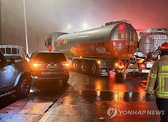 14일 전국 곳곳서 '블랙아이스 교통사고' 잇따라…다리와 터널 출입구 위험