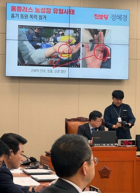 “칼에 손이 찢기고, 갈비뼈가 부러졌다”…홈플러스 농성장 강제철거 현장