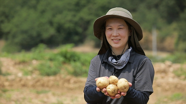김수진 농부가 수확한 감자를 들고 있다.jpg