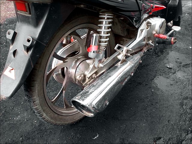 muffler-296369_1280.jpg