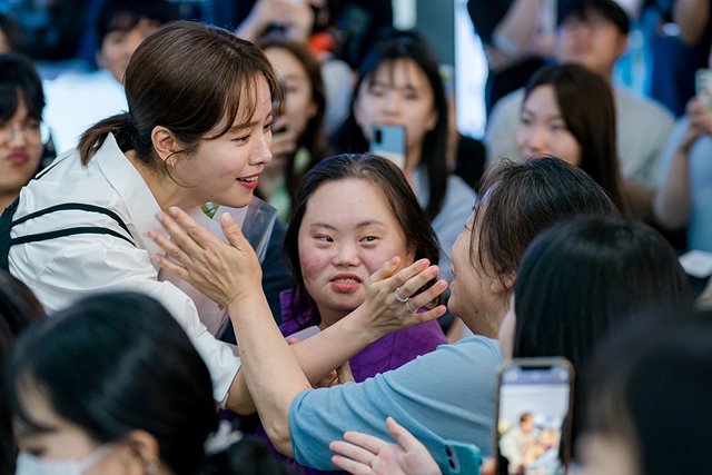 [사진] 필모톡 2번째 주자 배우 한지민이 그녀의 대표작과 비하인드 스토리 등 재미난 이야기를 B tv 고객들과 함께 나눴다.jpg