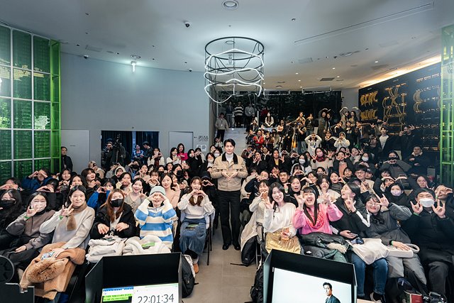 [사진] 필모톡 7번째 주자 배우 정우성이 필모톡 현장에서 관객들과 기념촬영을 하고 있다.jpg