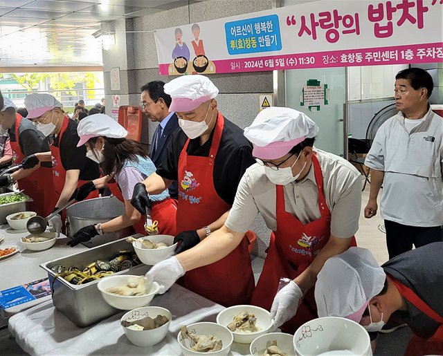 2. 5일, 구자은 LS그룹 회장(가운데)이 서울 효창동에서 독거노인을 위한 사랑의 밥차 봉사활동에 참여하고 있다..jpg