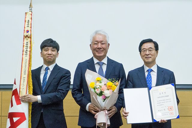 정현식 한국프랜차이즈산업협회장(가운데), 강석우 상근부회장(오른쪽) 1.jpg