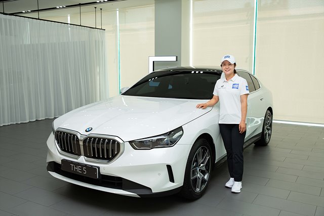 사진-BMW 도이치 모터스 이승연 선수에게 홀인원 부상 전달 (2).jpg