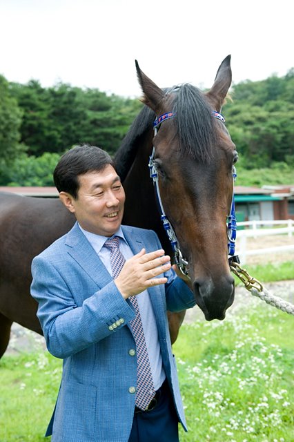 (기획2)(사진)1500승 대기록 달성 앞둔 김영관 조교사 (1).jpg