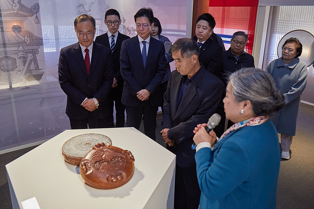 개막식에서는 실제 넥슨 게임에서 영감을 받아 제작된 공예품의 전시 해설도 곁들여졌다..jpg