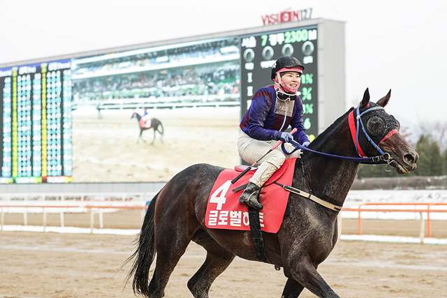 (기획1)(사진)그랑프리 우승마 글로벌히트와 김혜선 기수 세리모니.jpg