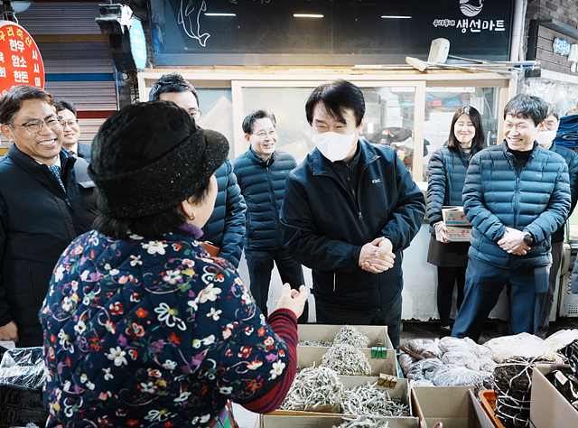 한국지역난방공사 정용기 사장과 임직원들이 민생경제 활성화를 위해 전통시장 장보기 행사 중이다..png