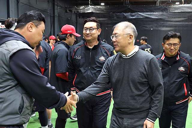 (사진3) 정의선 현대차그룹 회장, KIA 타이거즈 스프링캠프 깜짝 격려 방문.jpg