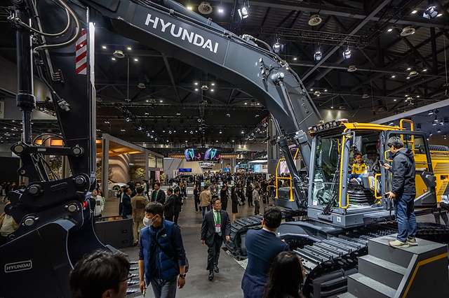 [사진2] 2025서울모빌리티쇼 HD현대관을 찾은 관람객들이 현대(HYUNDAI) 차세대 신모델 굴착기에 올라타 체험하고 있다..jpg